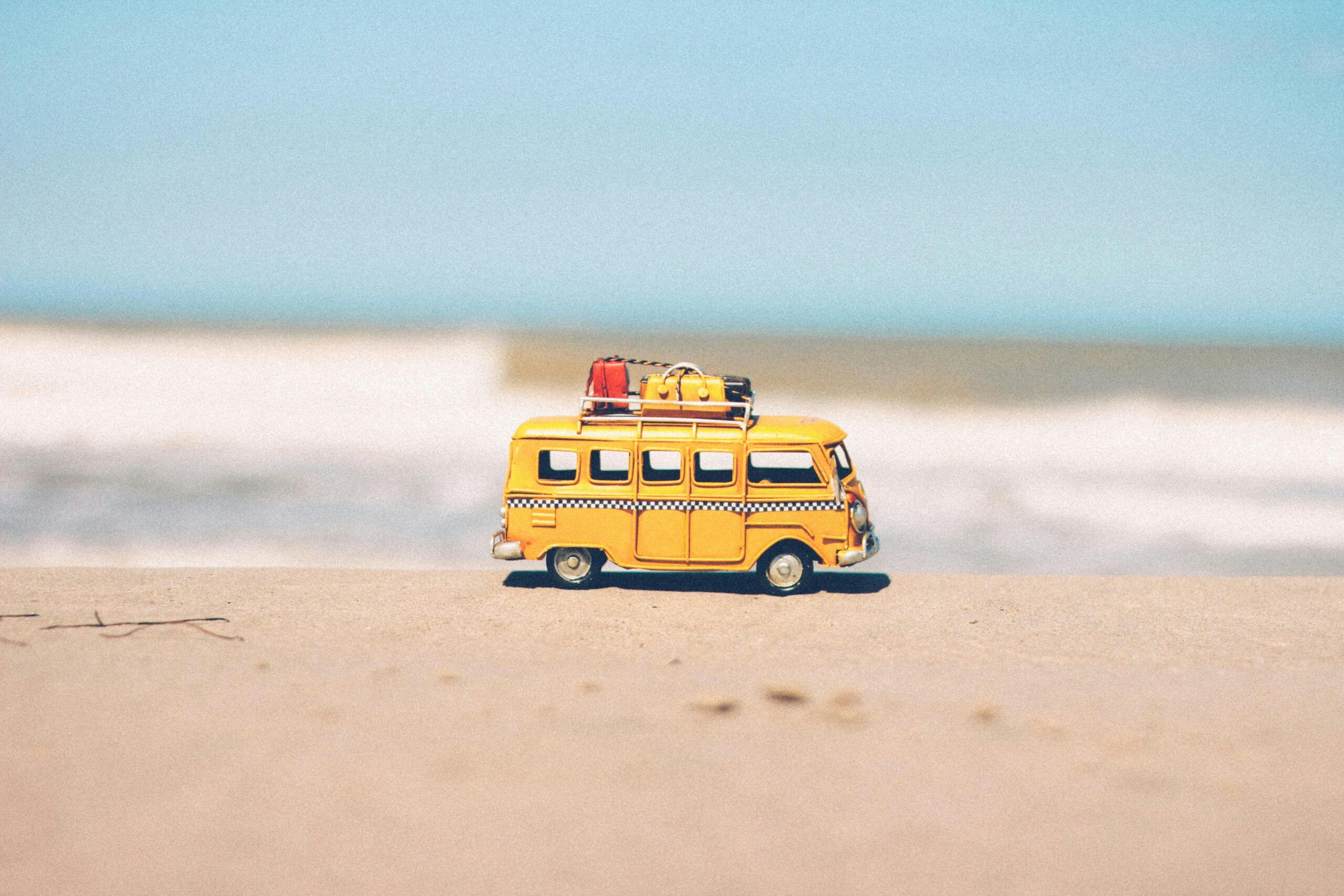 Zomers busje op het strand
